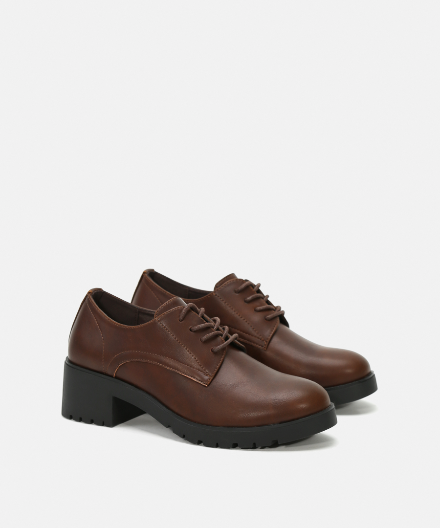 Zapatos tac&oacute;n cordones